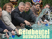 Münchner Brauchtum zum Aschermittwoch (18.02.2015) Geldbeutel waschen am Fischbrunnen vor dem Rathaus (©Foto. Martin Schmitz)